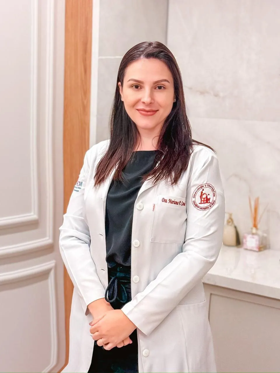 Dra. Mariana Cavalari, médica ginecologista do Instituto AG, de jaleco branco